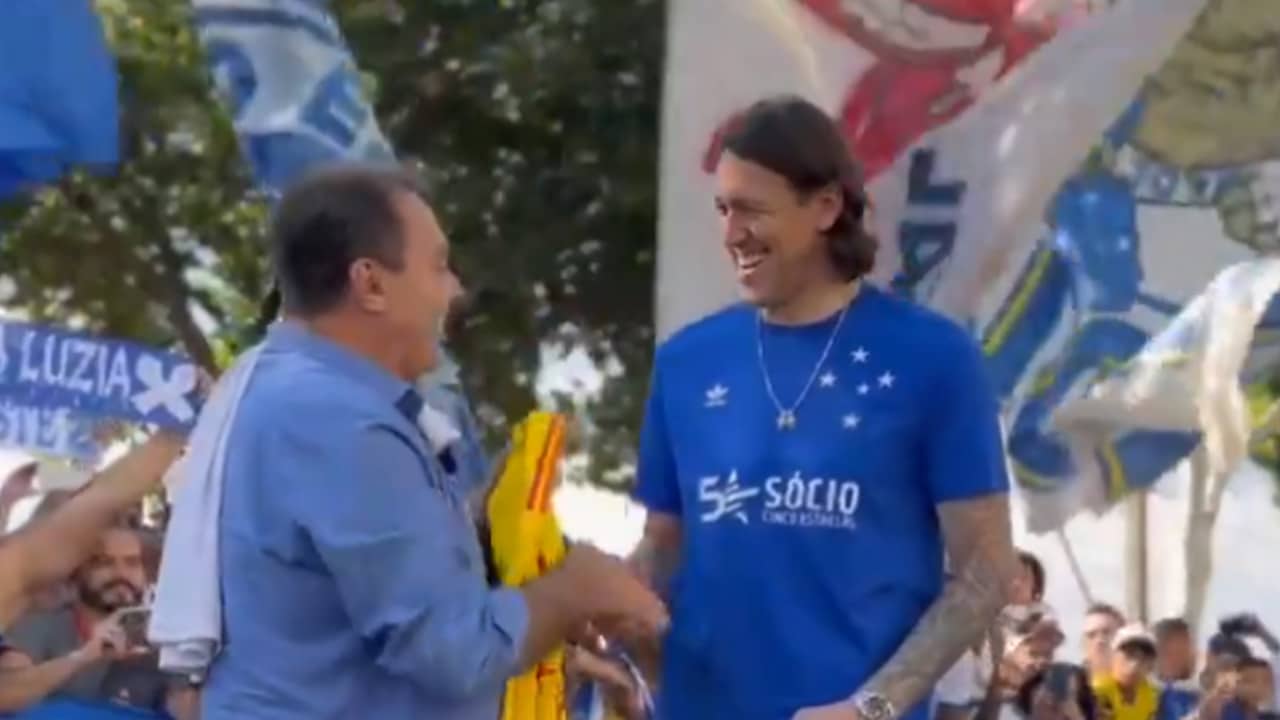 Com muita festa da torcida, Cássio chega na Toca da Raposa 2 para assinar com o Cruzeiro