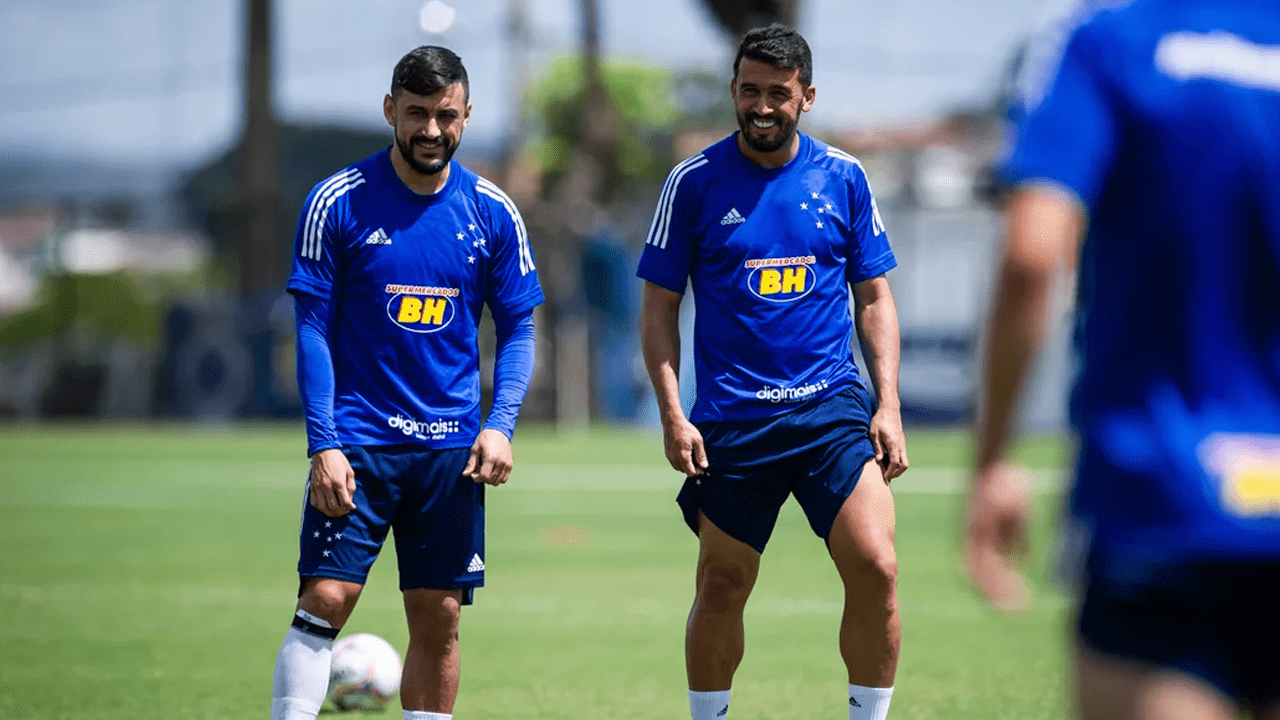 Cruzeiro rescindiu com Edílson e Robinho