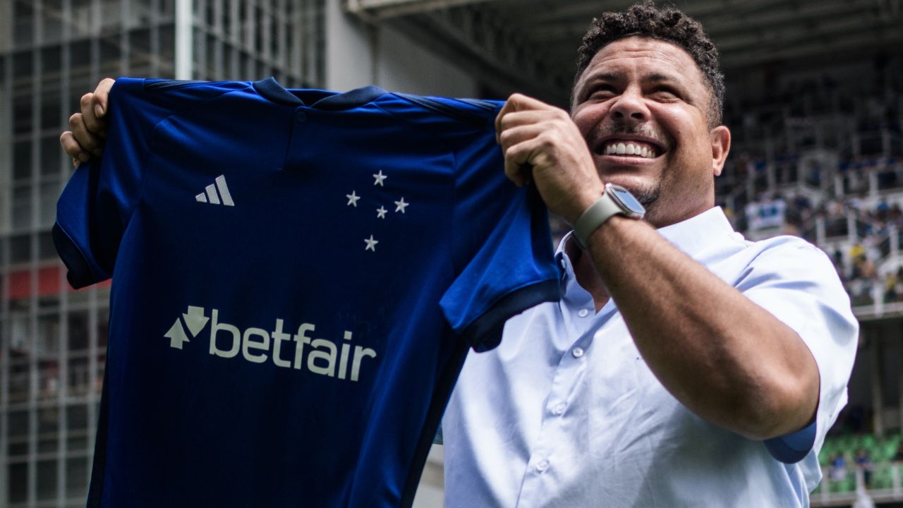 Ronaldo segura camisa com logo da Betfair