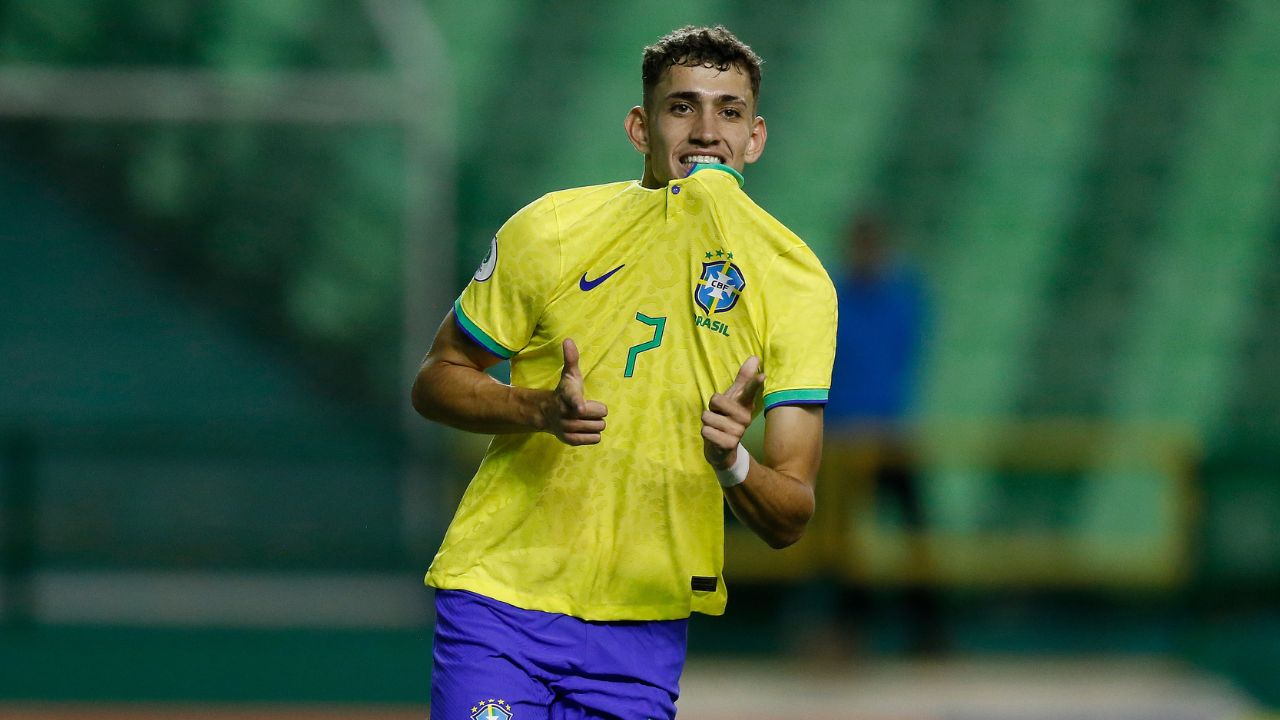 Stênio comemora gol contra Paraguai