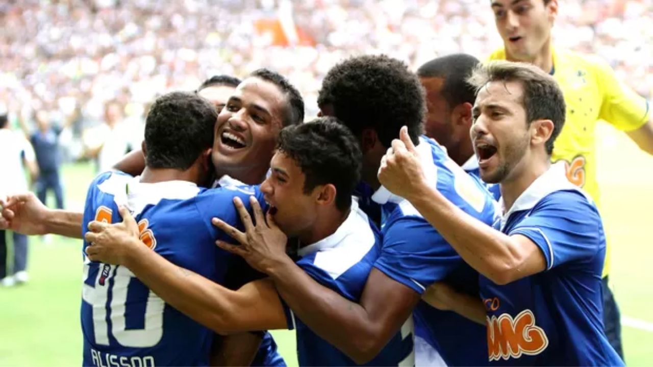 Cruzeiro comemora gol no clássico