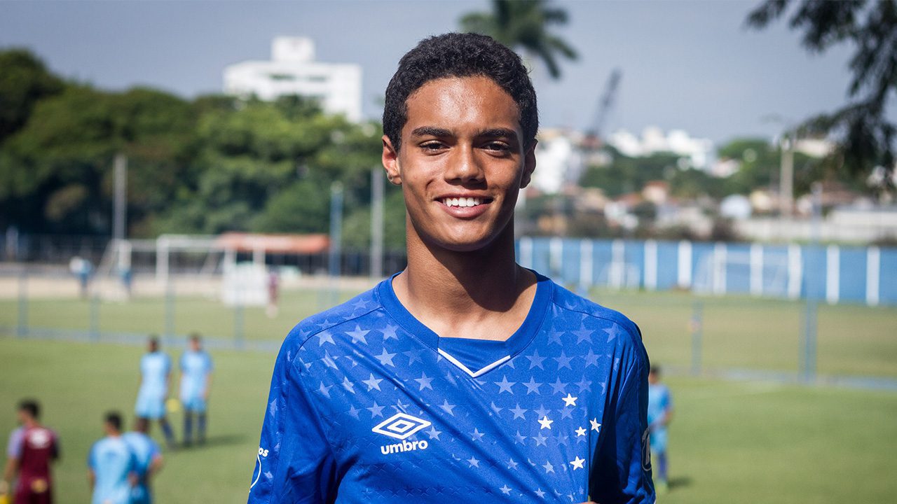 Jogador da base do Cruzeiro, filho de R10 bate bola com o pai no Rio
