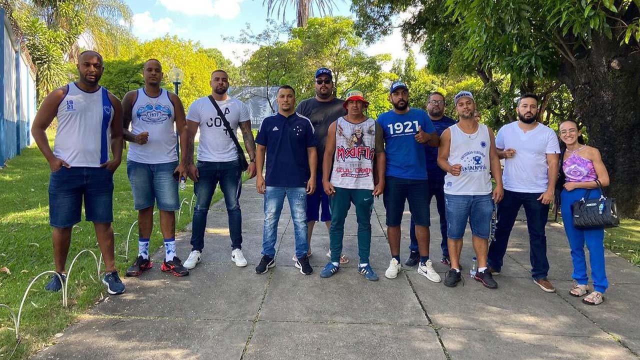Após protesto, diretor do Cruzeiro se reúne com representantes de organizadas