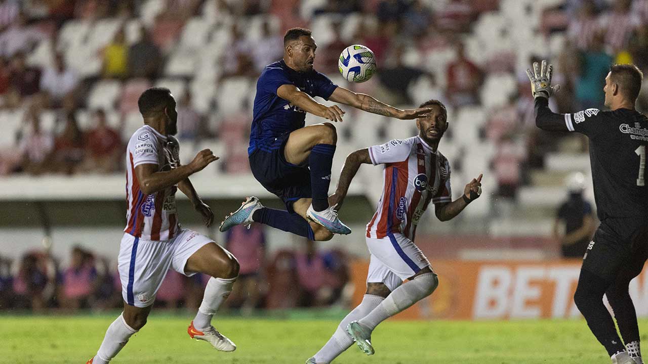 Cruzeiro sofre gol no fim e perde para o Náutico e se complica na Copa do Brasil