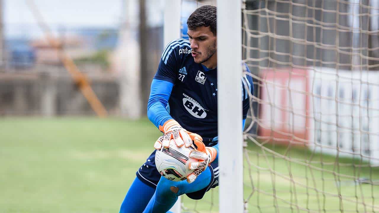 Reintegrado ao elenco do Cruzeiro, Gabriel Mesquita treina com restante do elenco na Toca II