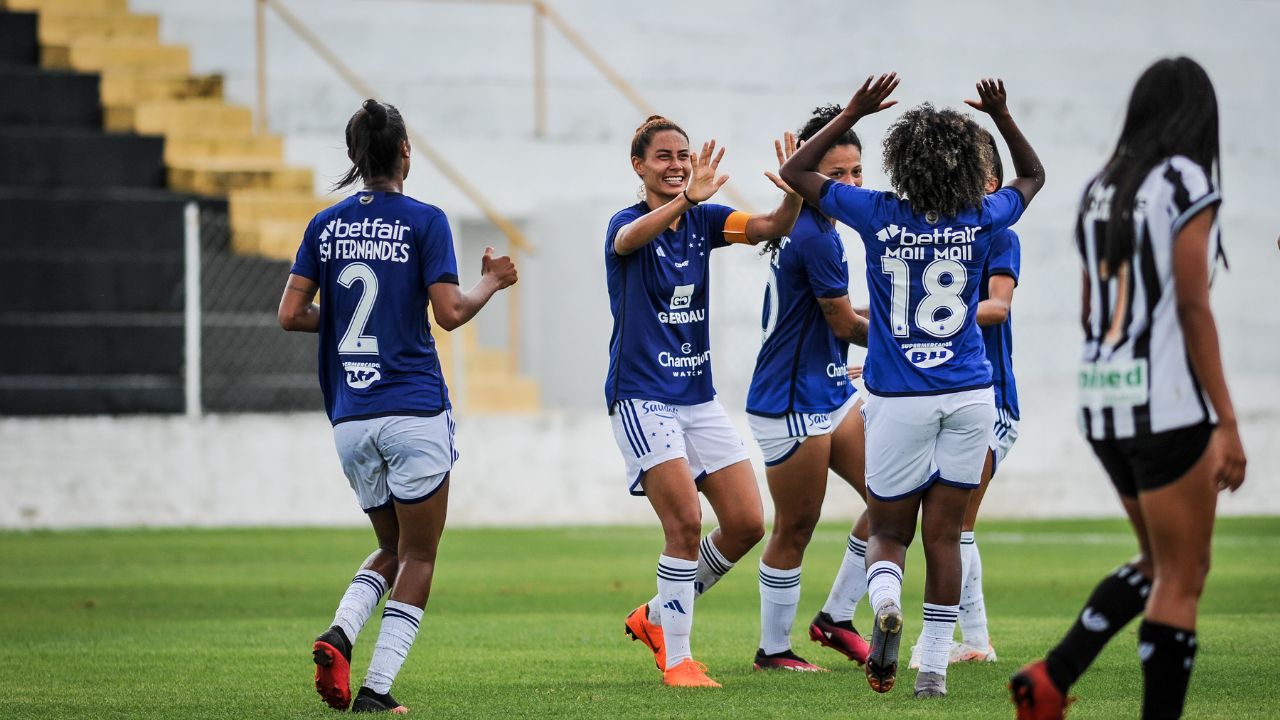 Jogadoras comemoram gol