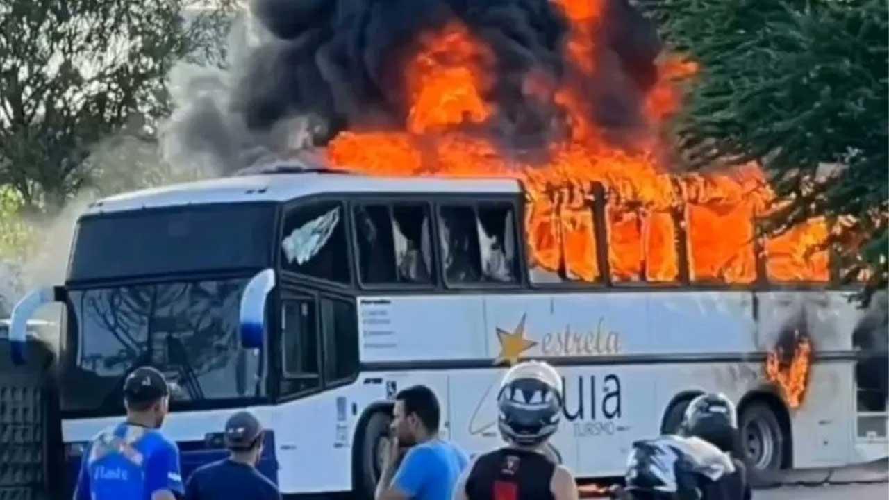 Ônibus de organizada do Cruzeiro é queimado antes de jogo contra o Náutico