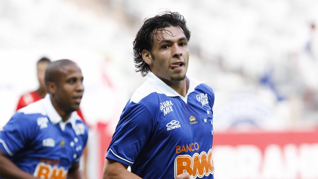 Cruzeiro faz homenagem ao Ricardo Goulart; assista
