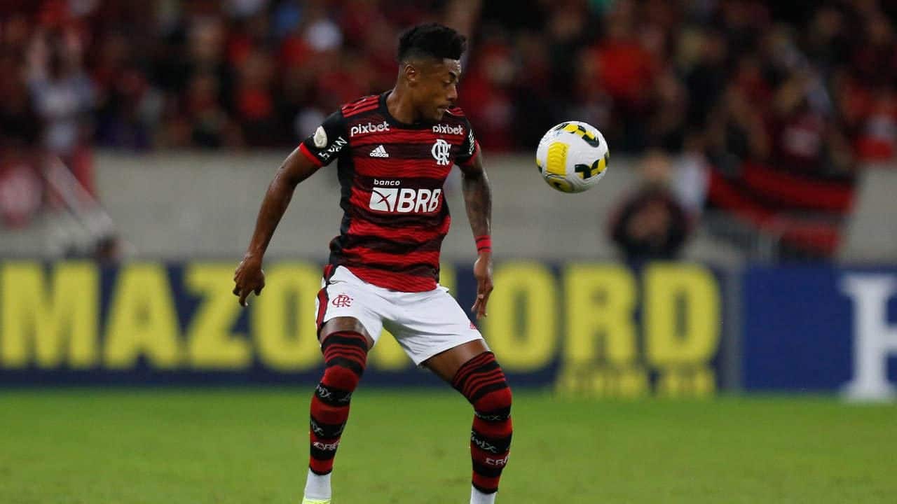 Bruno Henrique não treina em campo e deve desfalcar o Flamengo contra o Cruzeiro