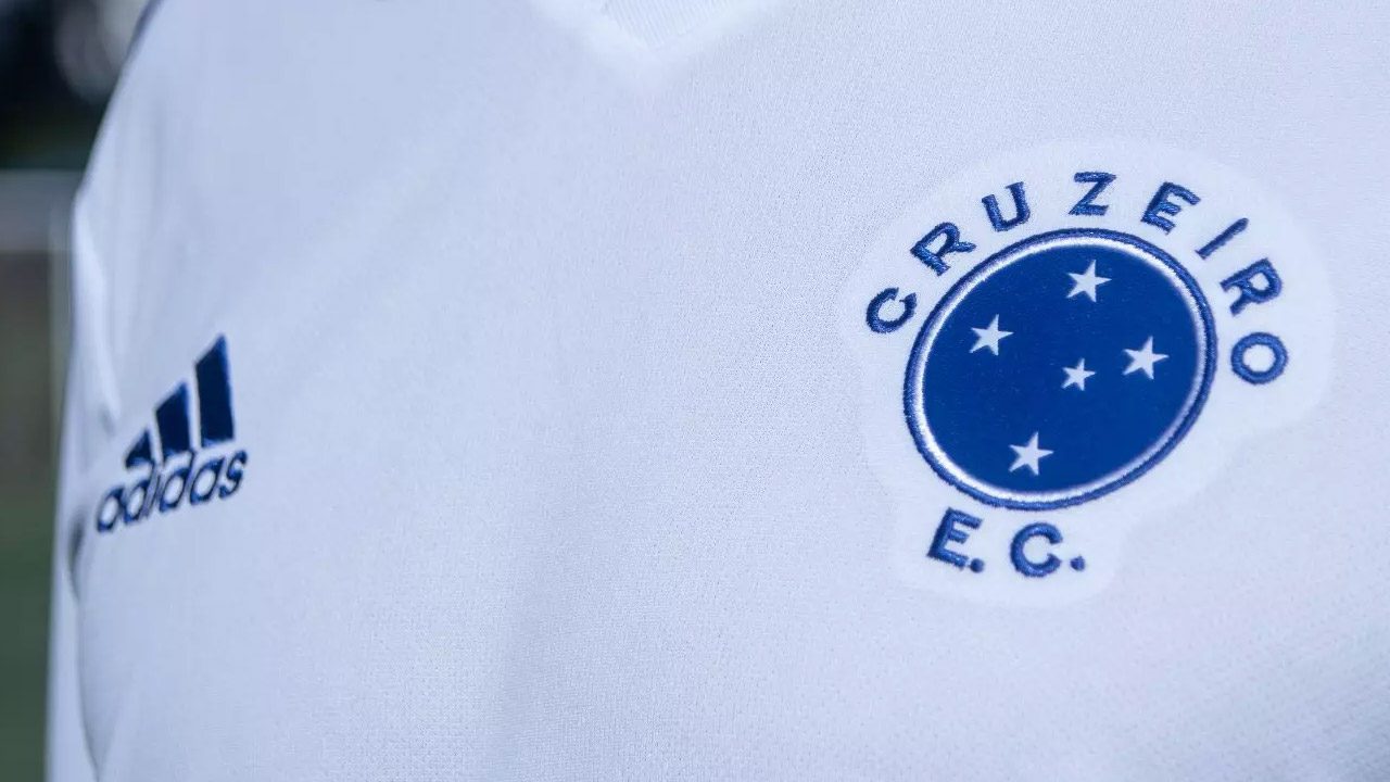 Camisa branca do Cruzeiro para temporada 2023 será lançada em maio