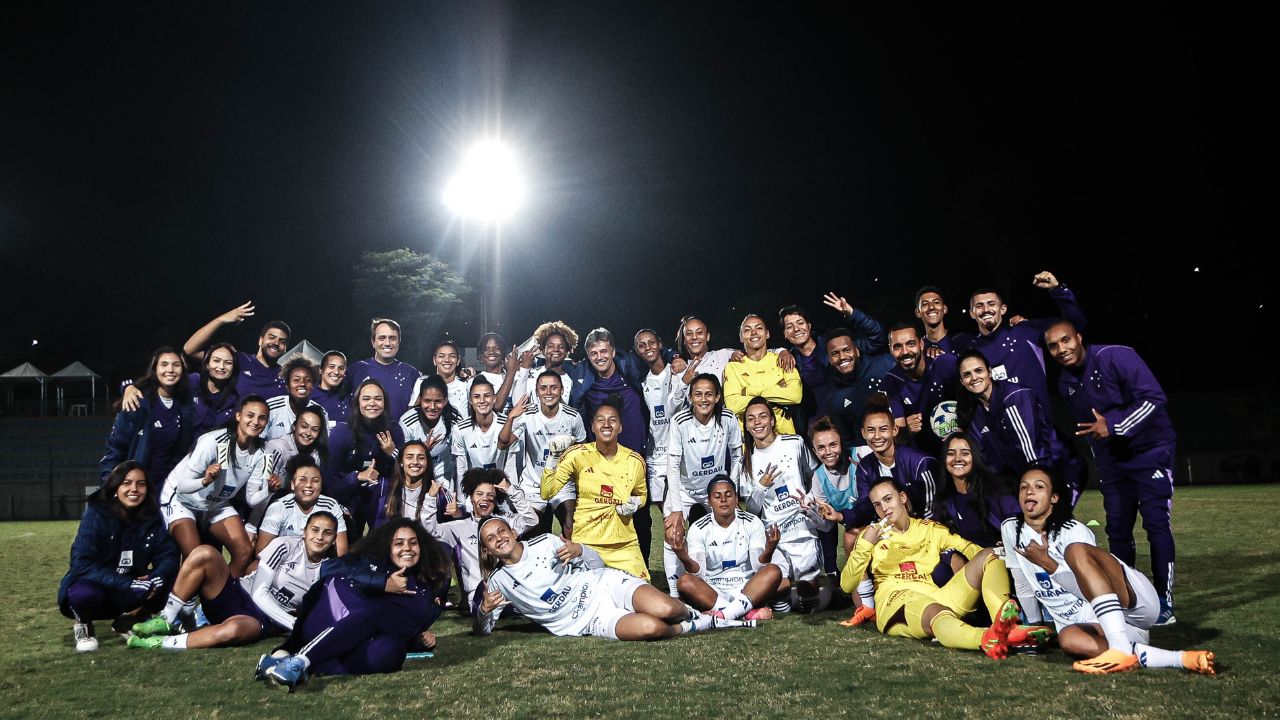 Cruzeiro comemora vitória no Brasileiro Feminino