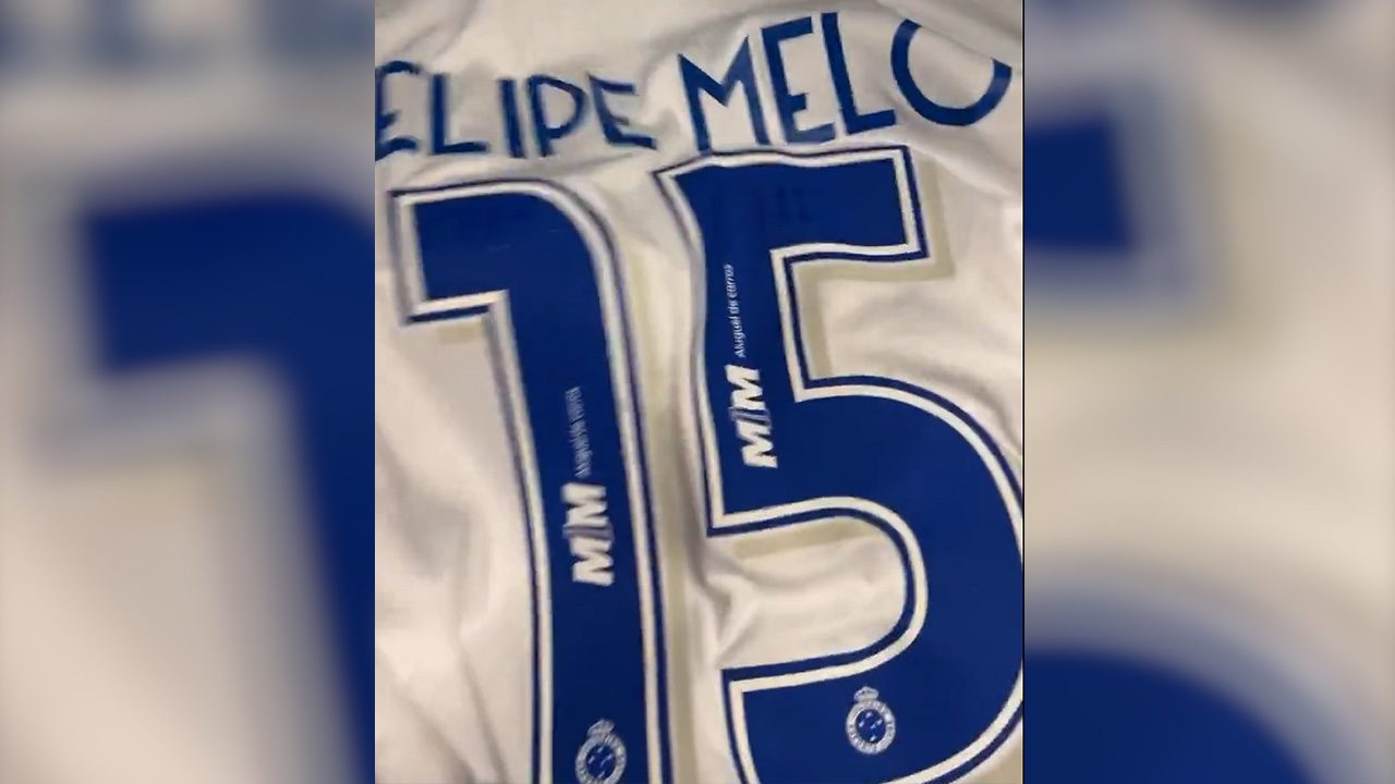 Cruzeiro presenteia Felipe Melo e meia declara: "Gratidão eterna"