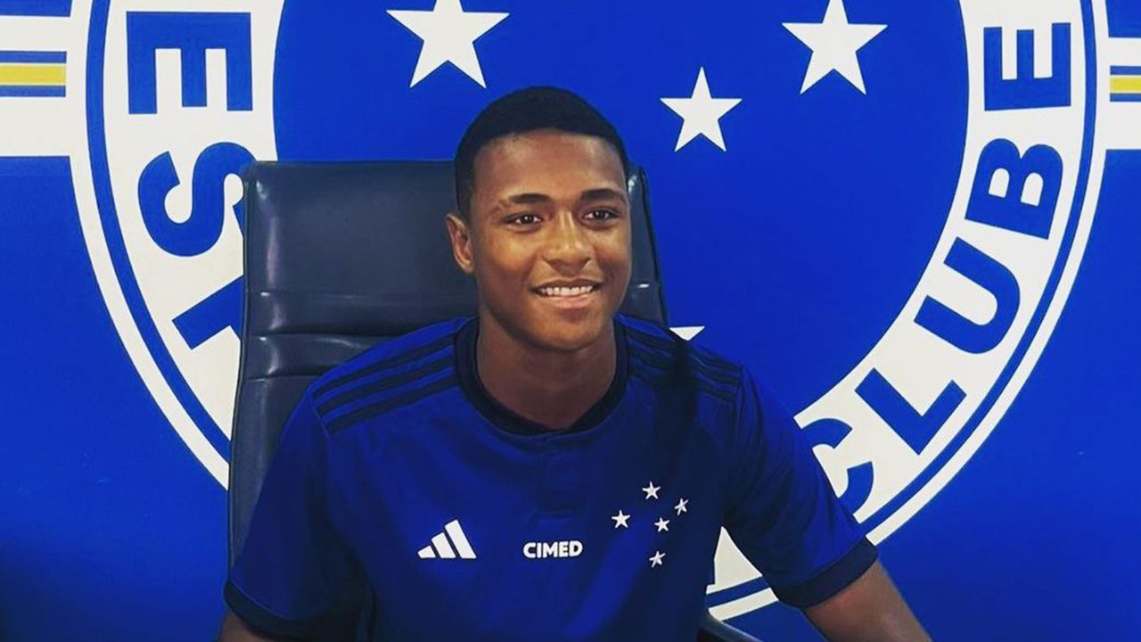 Destaque do Boston City, Matheus Domingos assina com o Cruzeiro