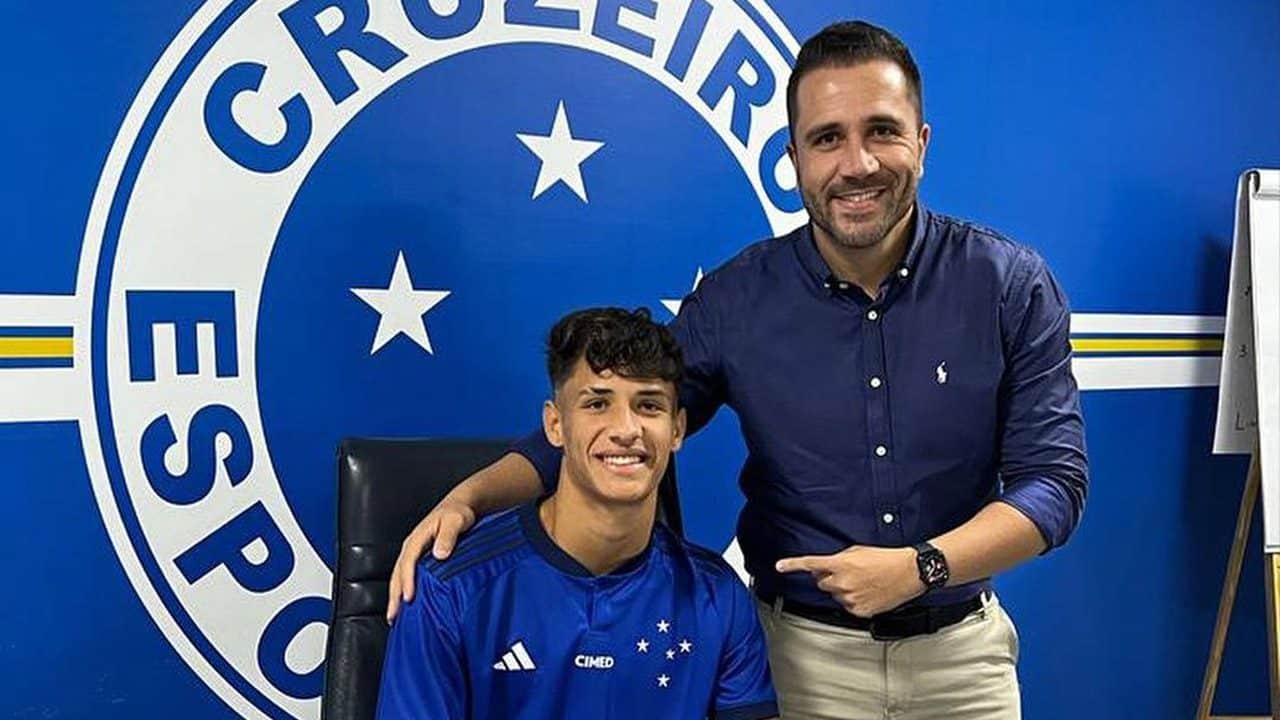 Meia Murilo Rhikman assina contrato profissional com o Cruzeiro