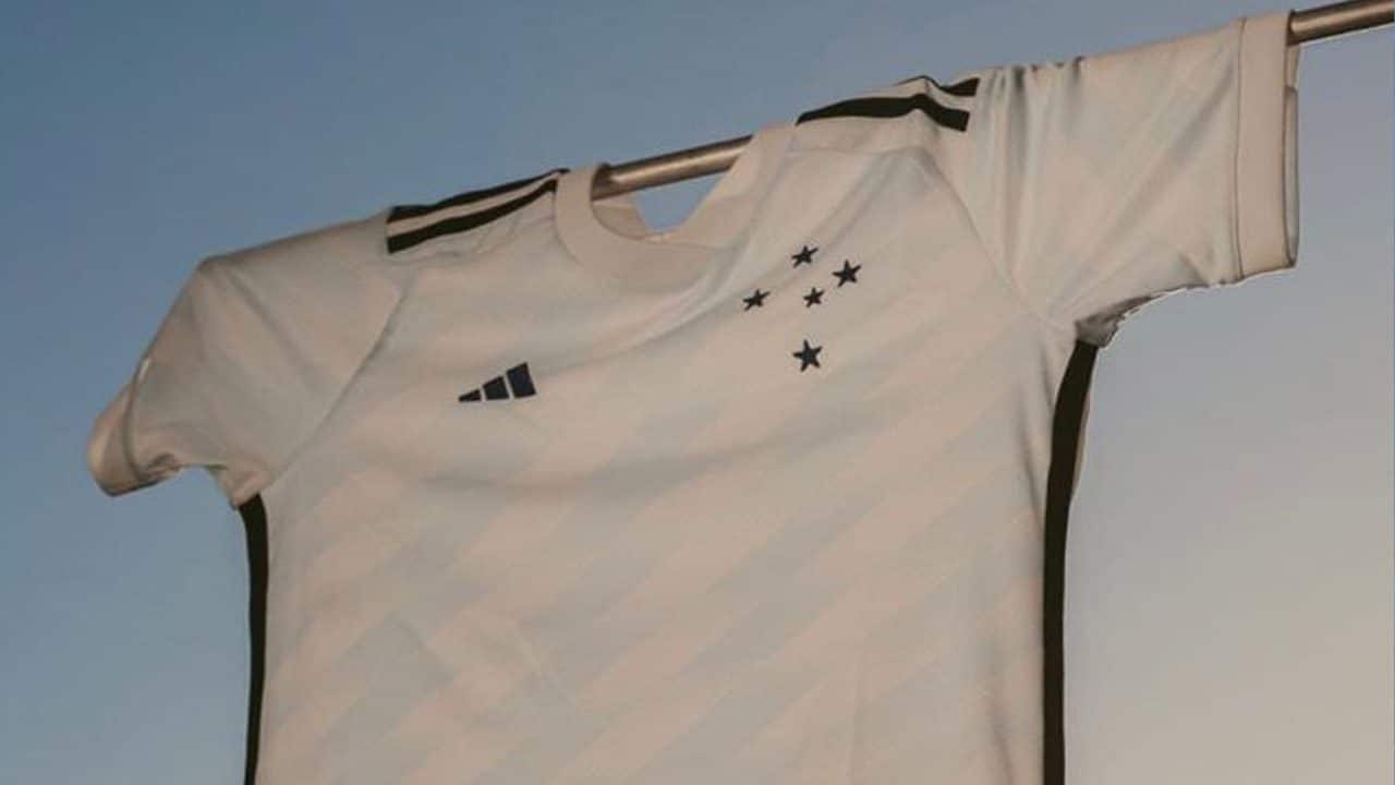 Cruzeiro divulga imagens da nova camisa branca para temporada 2023