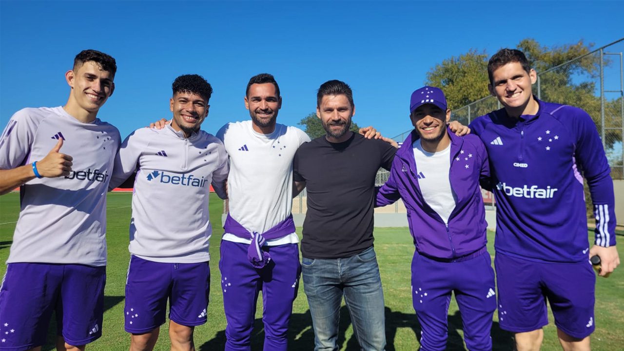 Rafael Sóbis visita Cruzeiro em treino realizado em Porto Alegre