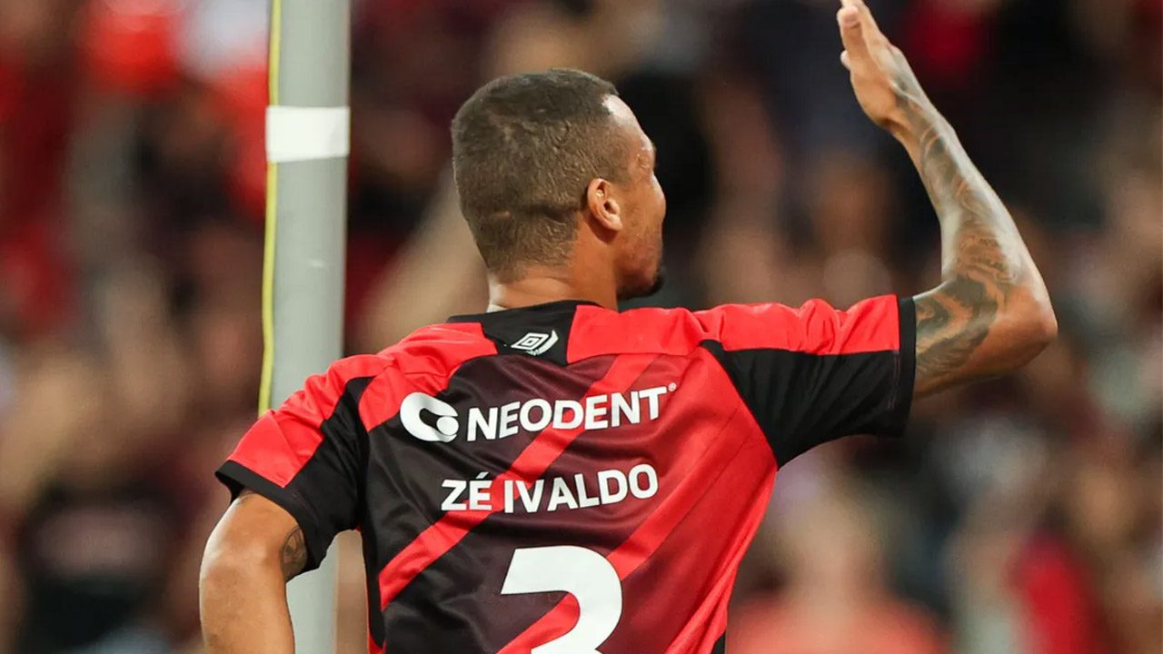 Na mira do Cruzeiro, Zé Ivaldo volta a ficar no banco do Athletico