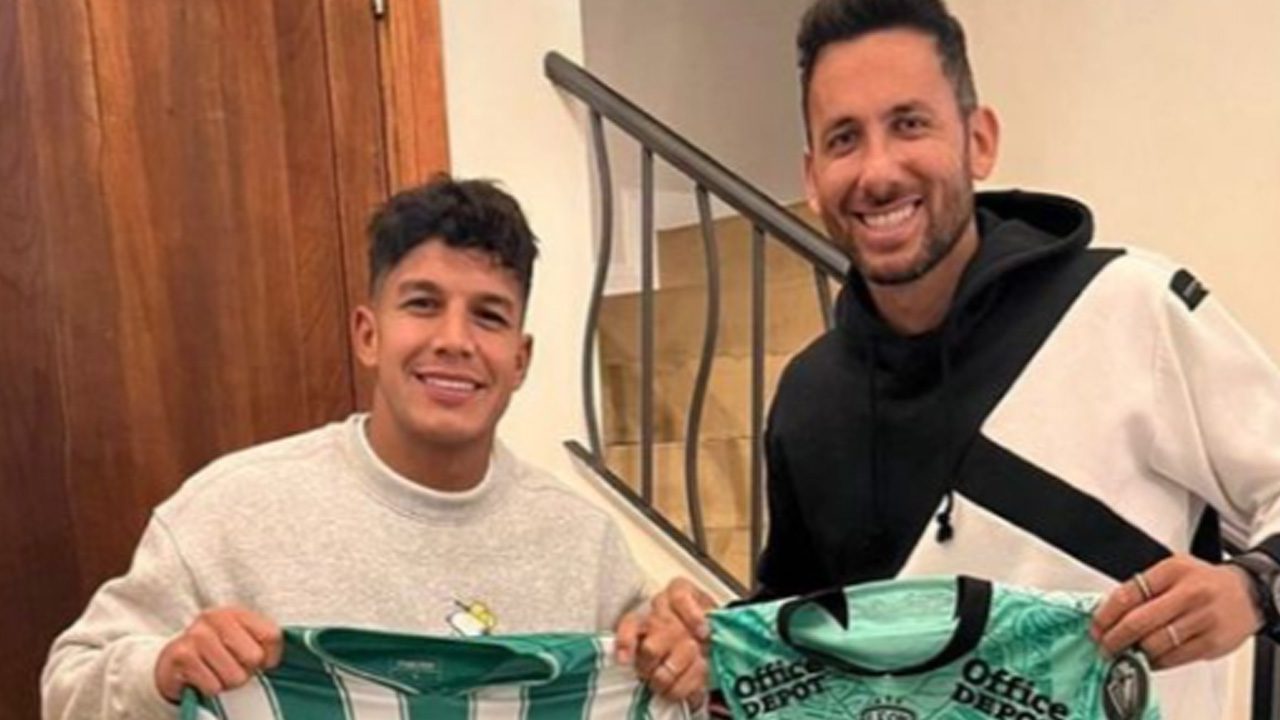 Ex-companheiros do Cruzeiro, Ariel Cabral e Lucas Romero se reencontram e trocam camisas