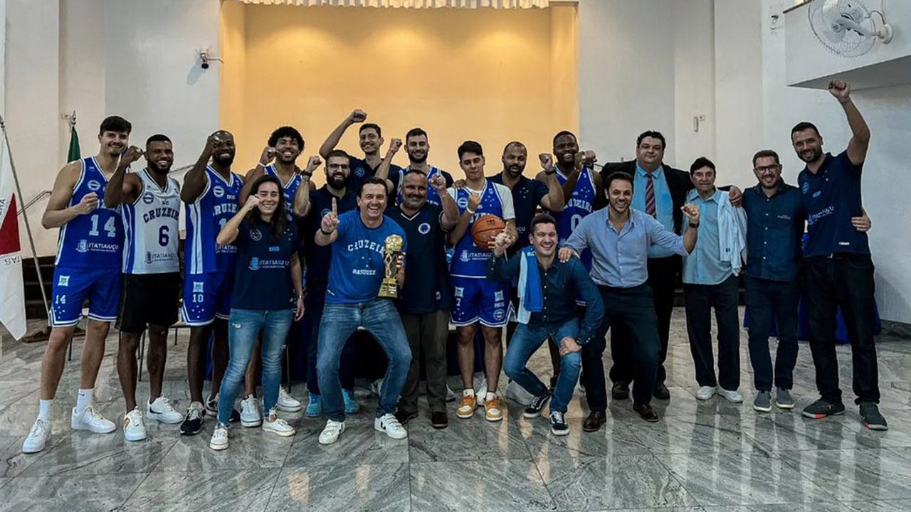 Romeu Zema elogia o projeto de Basquete do Cruzeiro e equipe leva troféu brasileiro à sede do clube