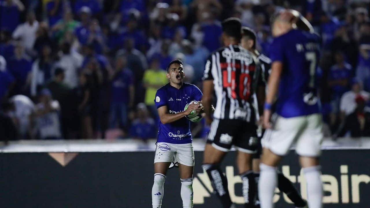 Com falha de Rafael Cabral e sem jogar bem, Cruzeiro perde para o Atlético