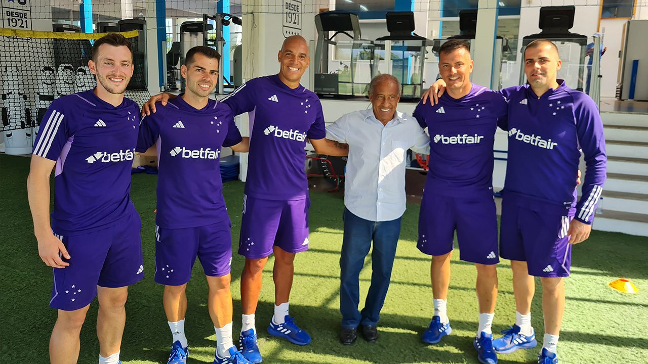 Ídolo do Cruzeiro, Dirceu Lopes visita à Toca 2 e se encontra com comissão técnica