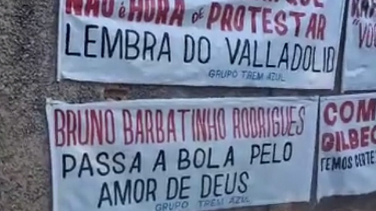 Grupo de torcedores do Cruzeiro protesta na Toca da Raposa 2