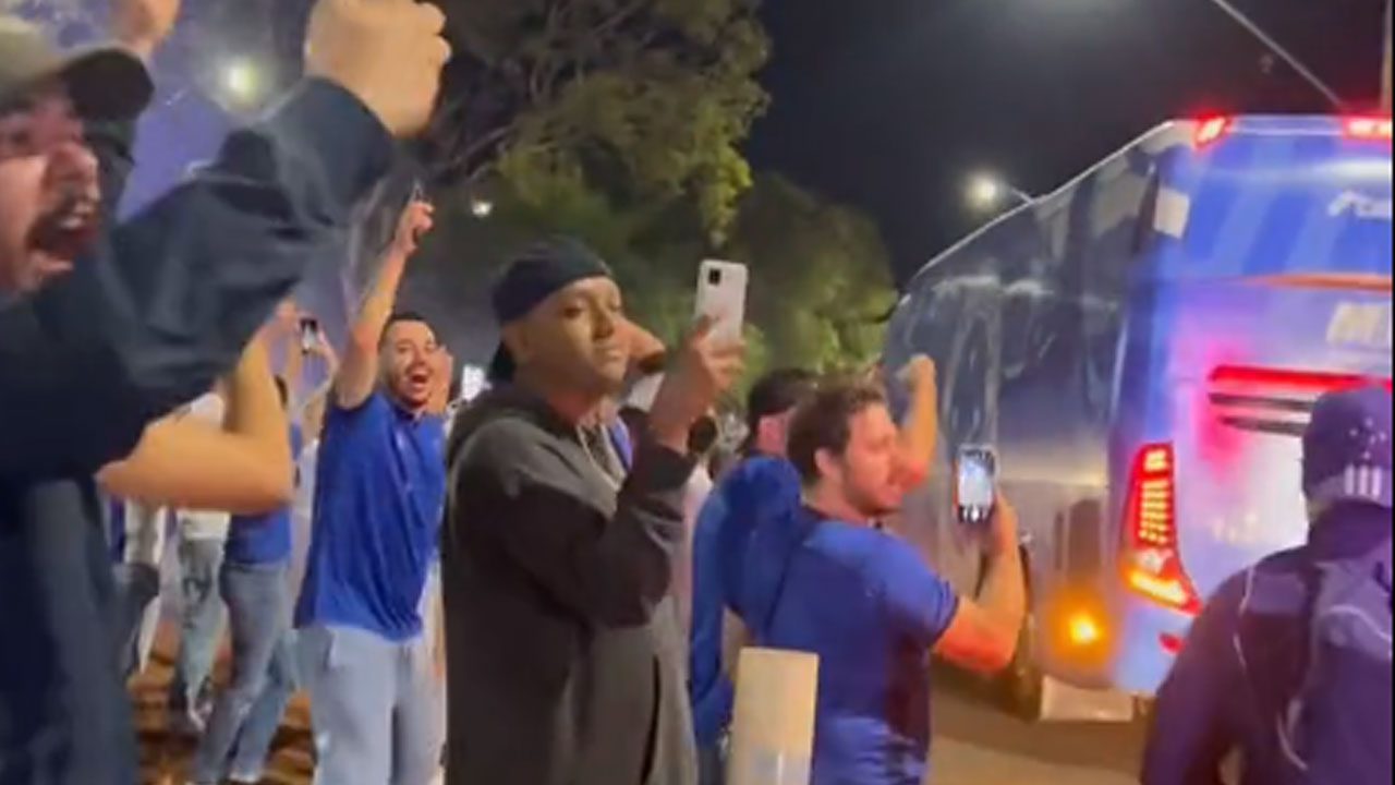Cruzeiro chega em Uberlândia para clássico com Atlético e é recebido com festa