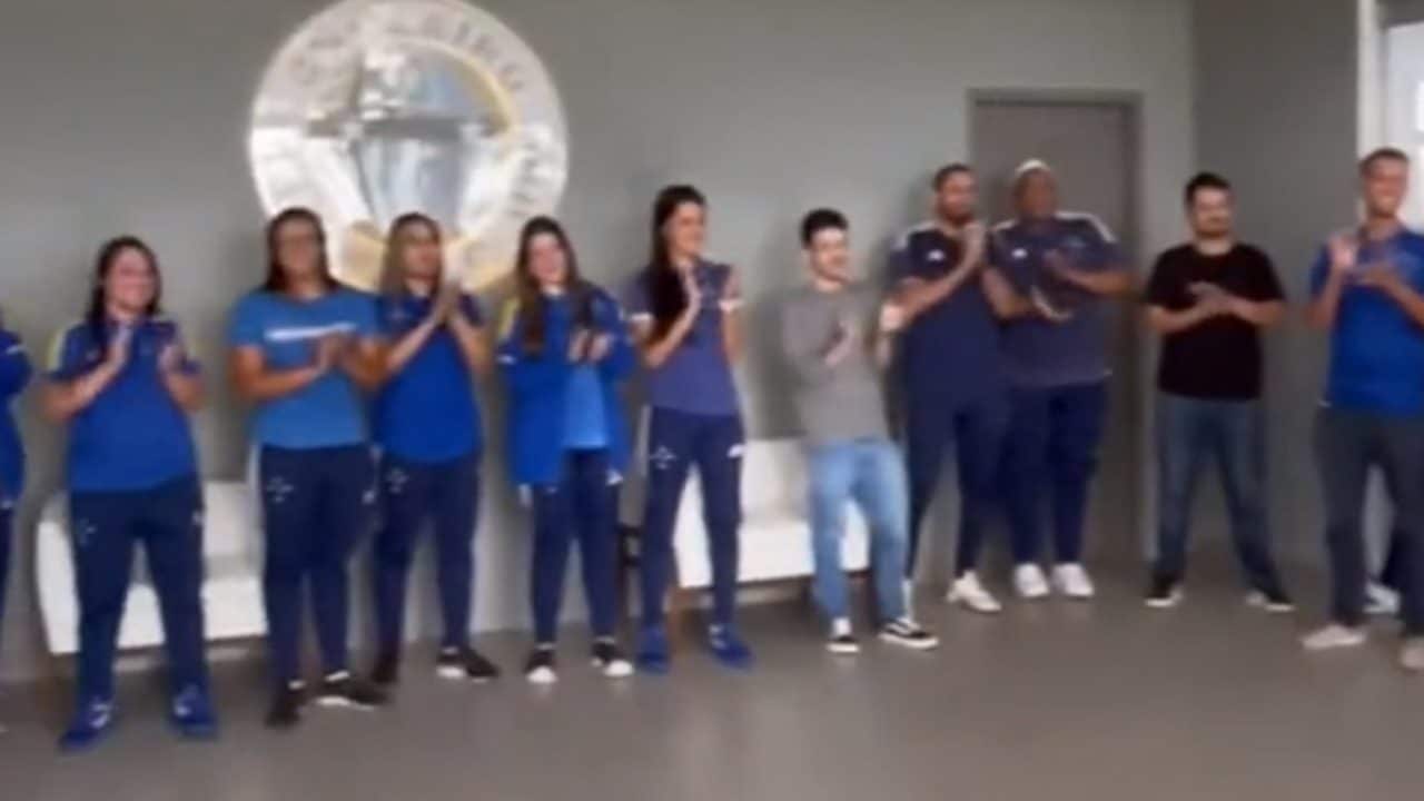 Jogadoras do Cruzeiro são recepcionadas na Toca 2 após classificação no Brasileirão Feminino