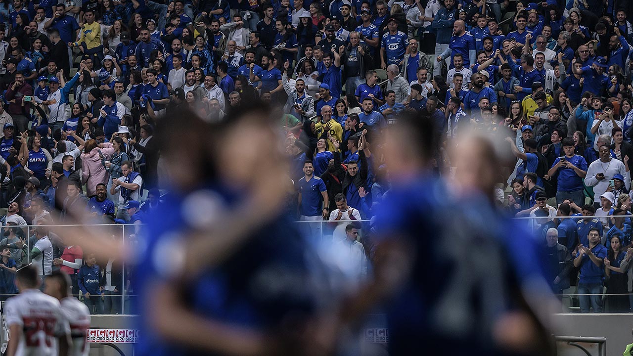 Árbitro relata na súmula de Cruzeiro x São Paulo objeto atirado em árbitro assistente; veja