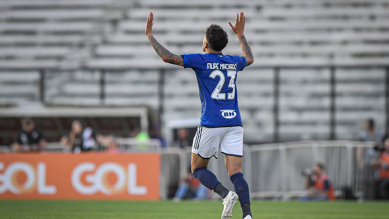 Felipe Machado comemora gol