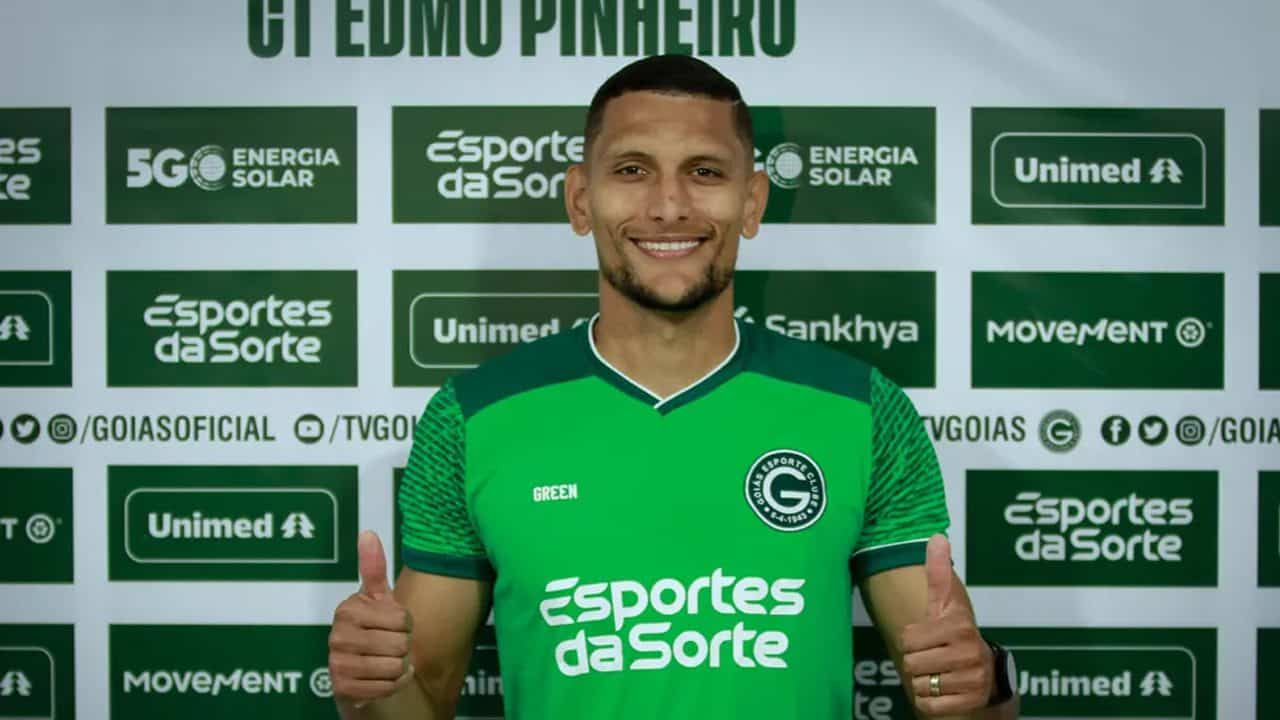 Goiás regulariza meia ex-Pumas no BID e jogador pode estrear contra o Cruzeiro
