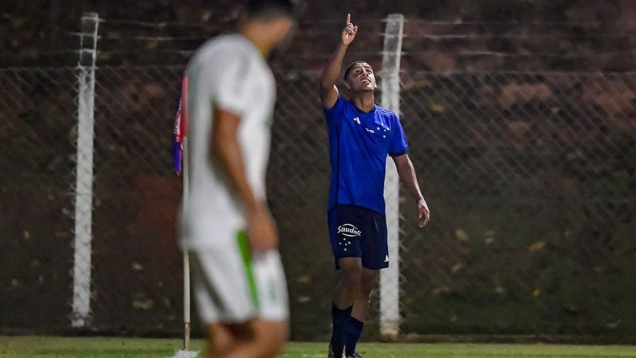 Fernando comemora gol pelo Cruzeiro