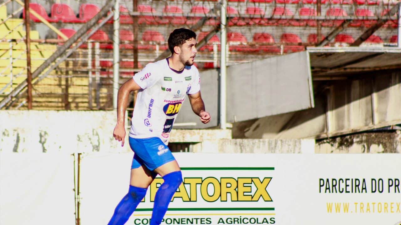 Ex-Cruzeiro, jovem João Vitor acumula diferentes experiências no futebol mineiro