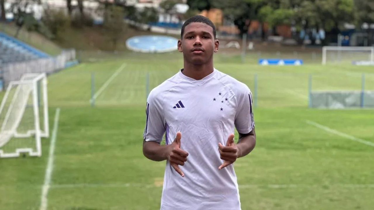 Cruzeiro contrata zagueiro de 14 anos com 1,86 metros de altura; conheça o jovem
