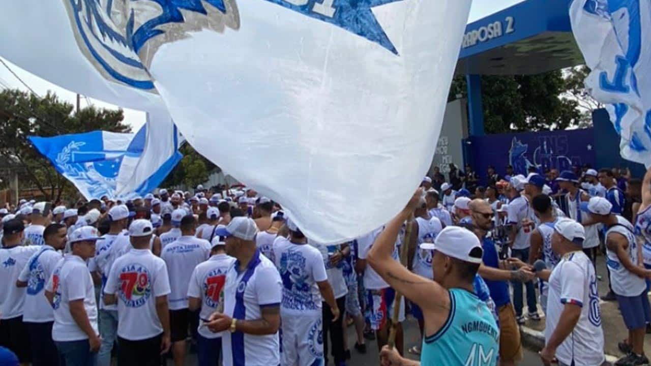 Torcida protesta na Toca da Raposa 2 contra o momento do Cruzeiro; veja detalhes