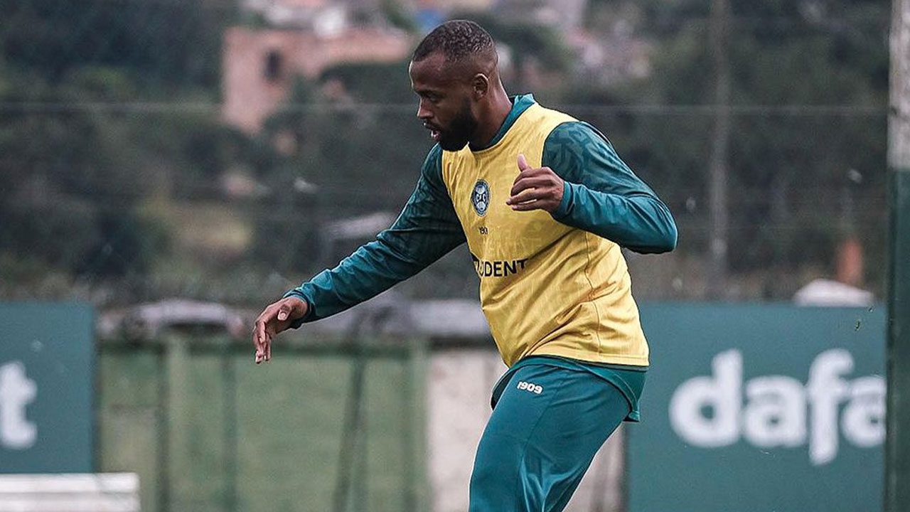 Após deixar o Cruzeiro, zagueiro quebra o braço logo depois de sua estreia pelo Coritiba