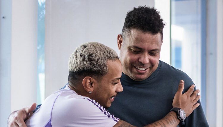 Em recuperação de lesão, Matheus Pereira recebe visita de Ronaldo