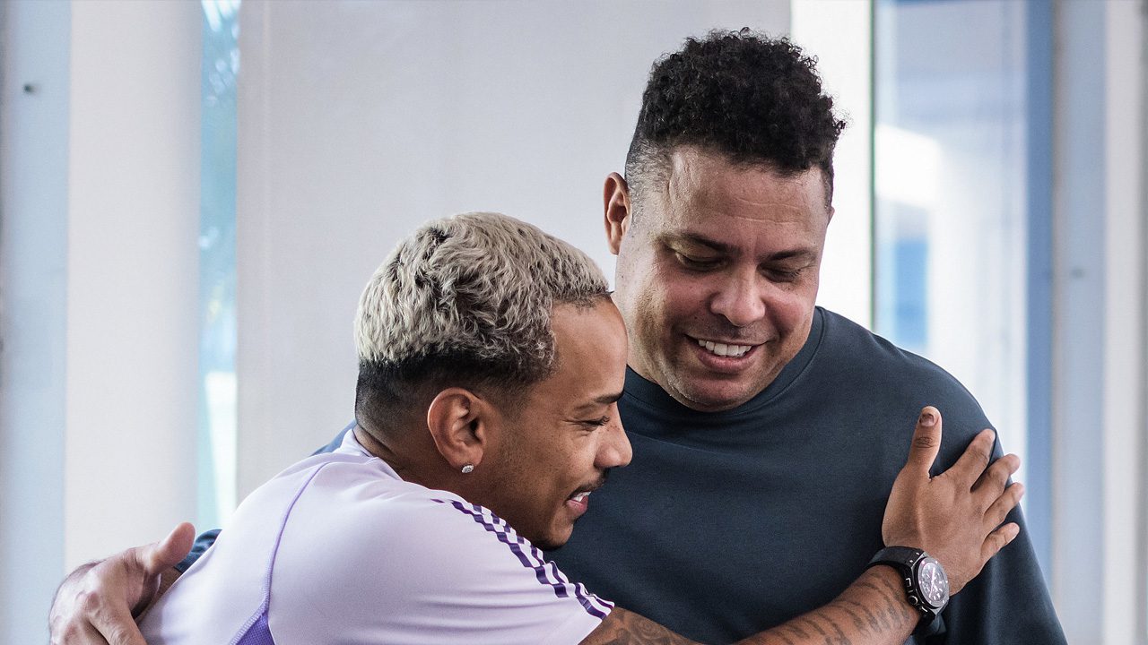 Em recuperação de lesão, Matheus Pereira recebe visita de Ronaldo