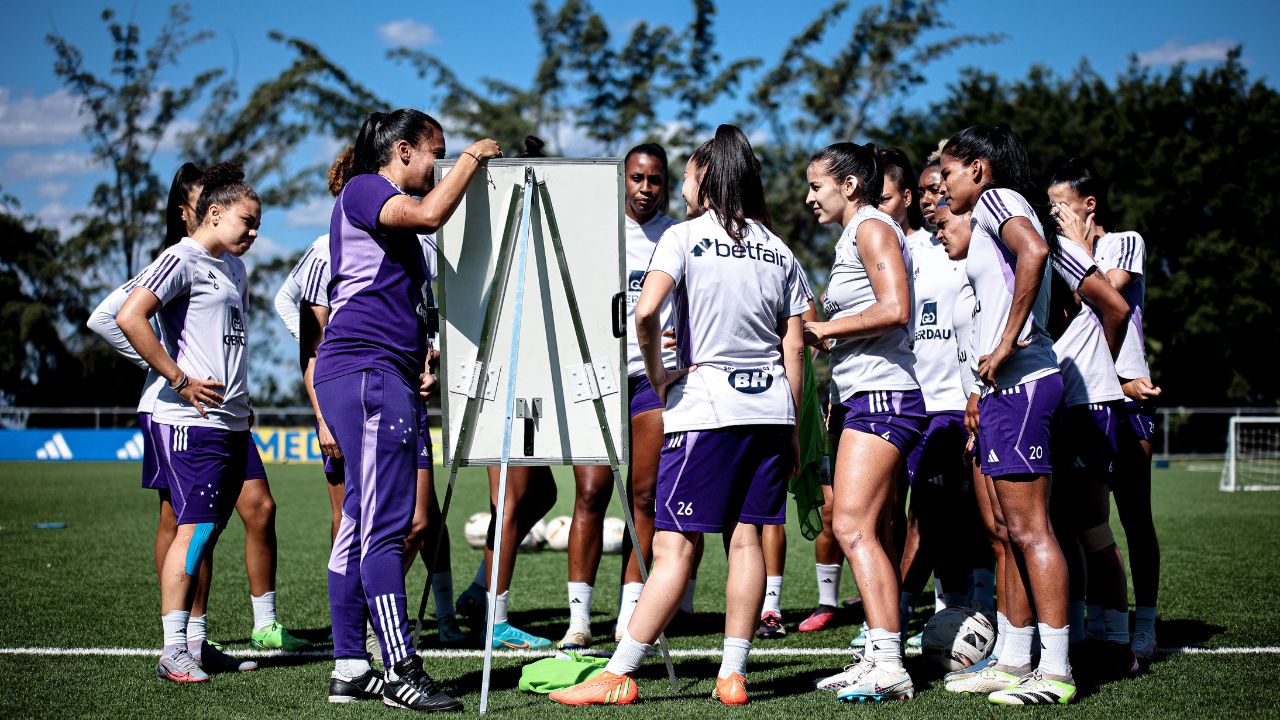 Equipe feminina do Cruzeiro em treino