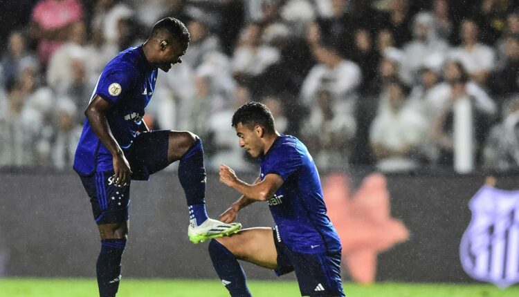Nikão se destaca e Cruzeiro vence o Santos por 3 a 0, encerrando assim o jejum no Brasileirão