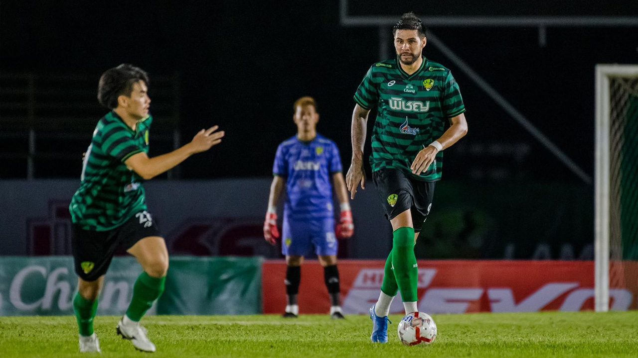 Zagueiro Léo Santos atuando no Lampang FC