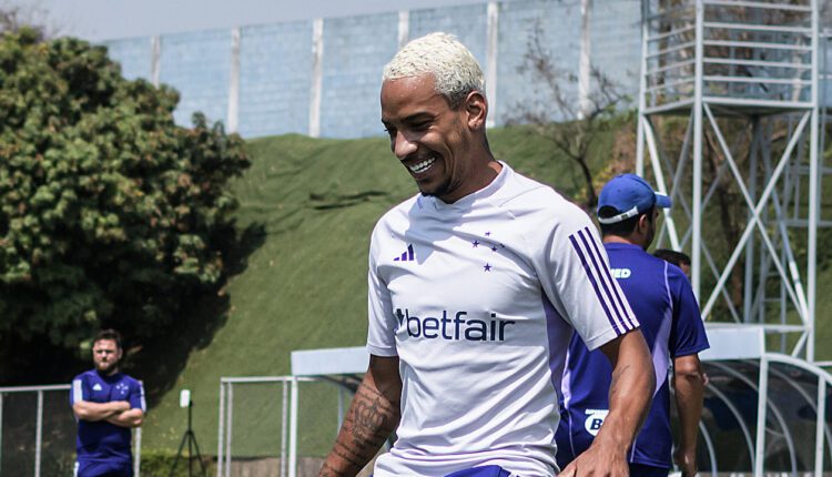 Matheus Pereira treina com restante do elenco do Cruzeiro e fica próximo de voltar a ser relacionado