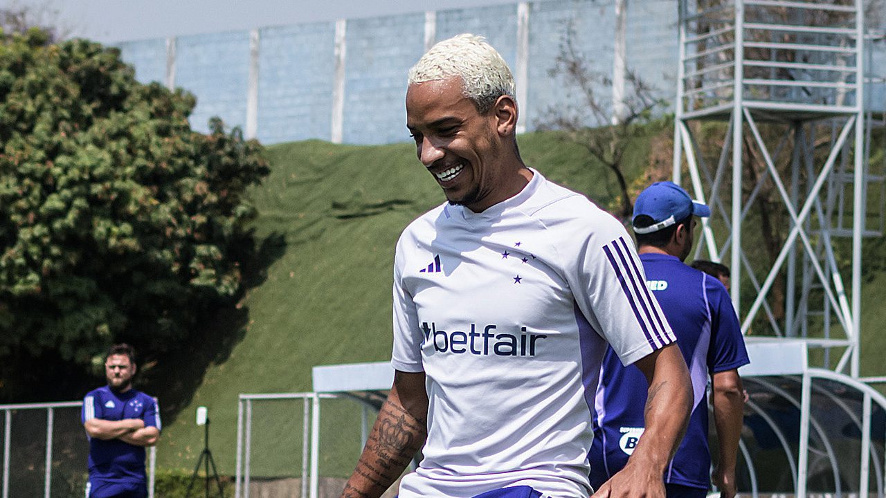 Matheus Pereira treina com restante do elenco do Cruzeiro e fica próximo de voltar a ser relacionado