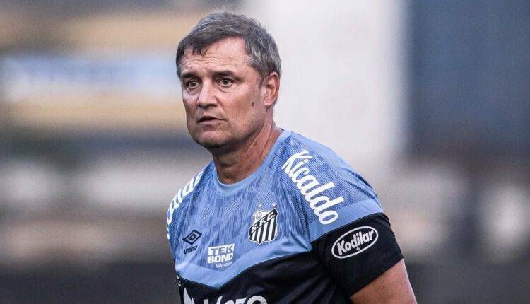 Após derrota para o Cruzeiro, Santos demite o treinador Diego Aguirre
