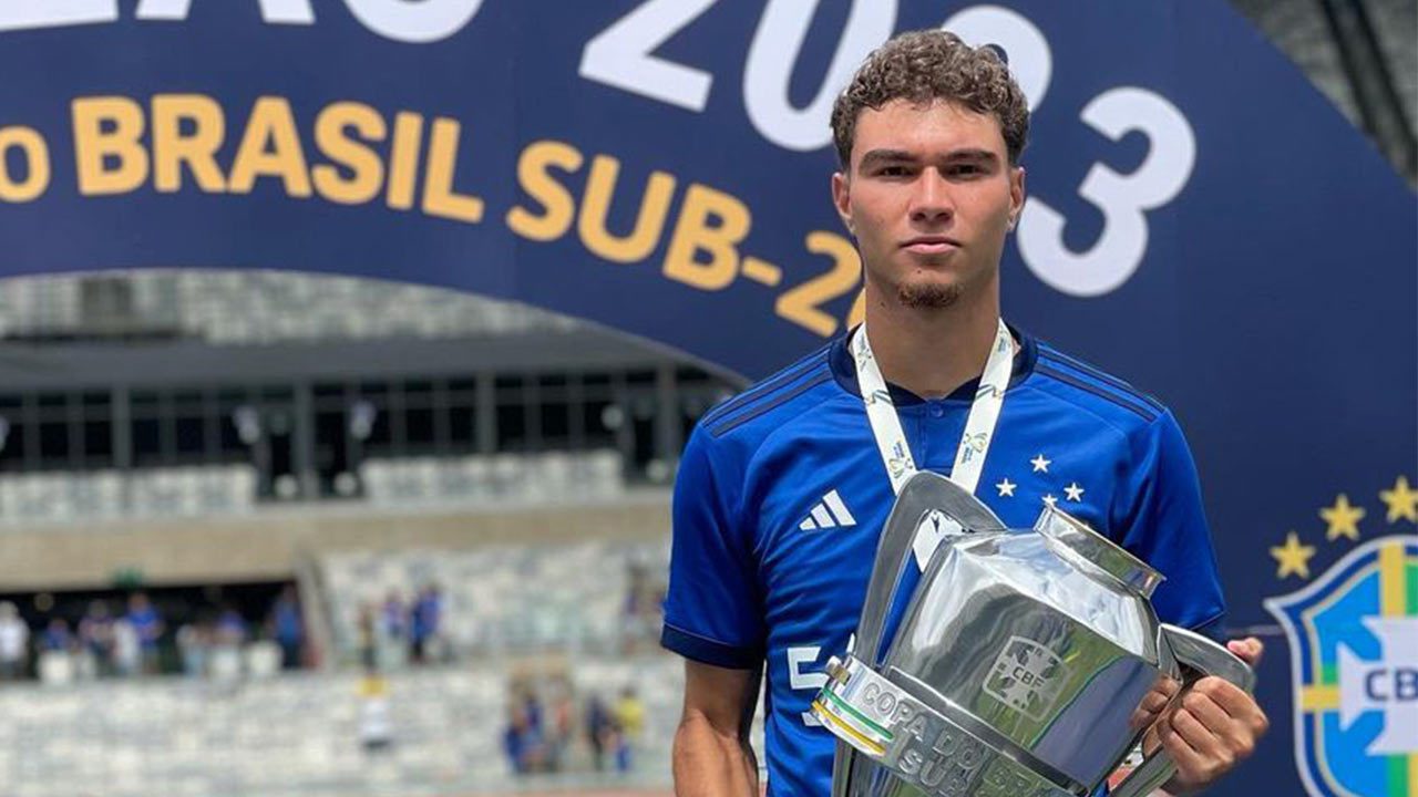 Conheça Arthur Viana: jogador do Cruzeiro chegou do Grêmio e foi campeão sobre ex-clube