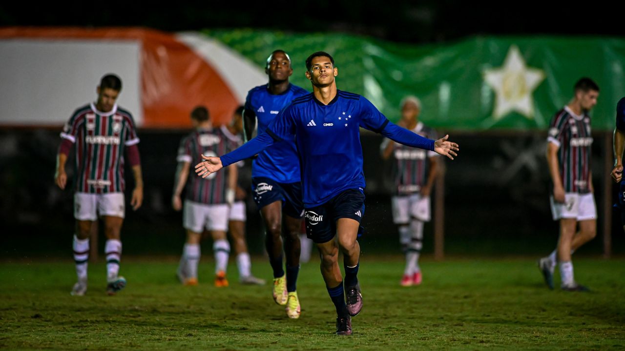 Jogador do Cruzeiro comemora gol