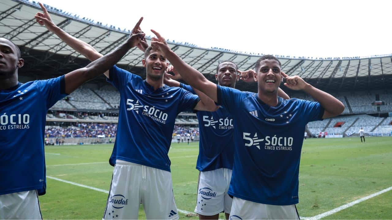 Jogadores do Cruzeiro comemoram gol