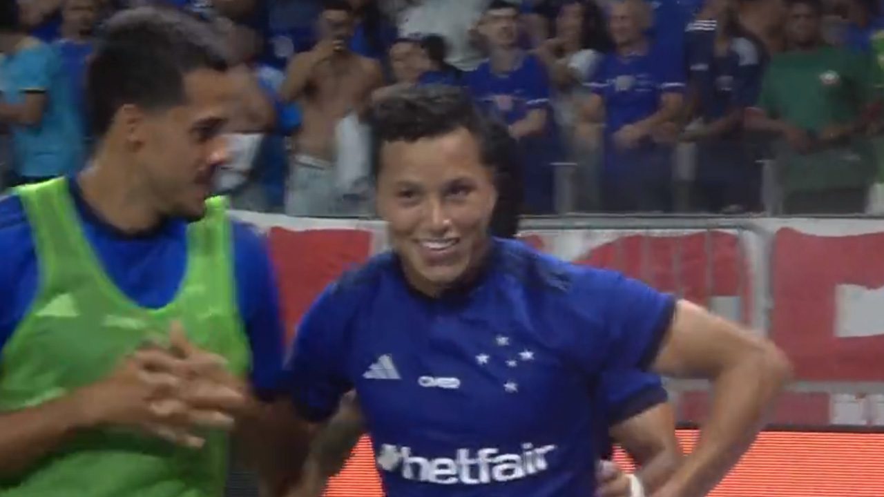 Marlon cumpre promessa à torcedor cadeirante em comemoração de gol marcado sobre o Bahia