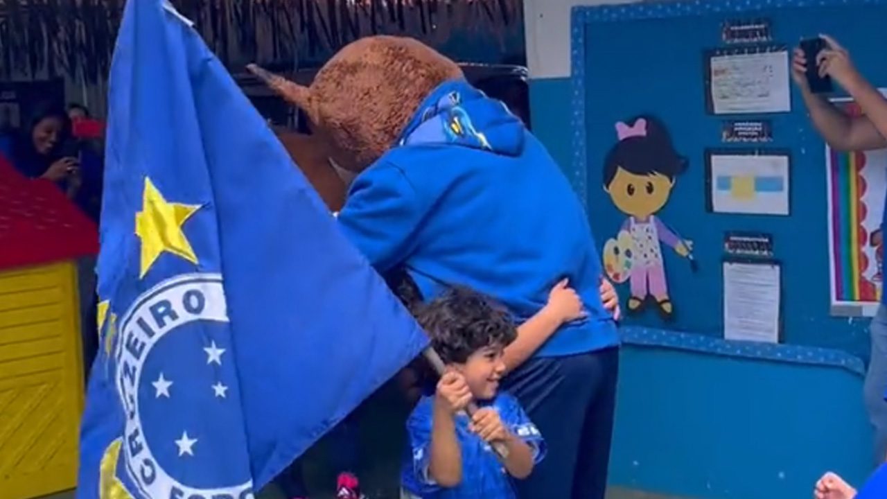 Cruzeiro realiza ação com Raposão e Raposinho em escola em Pedro Leopoldo