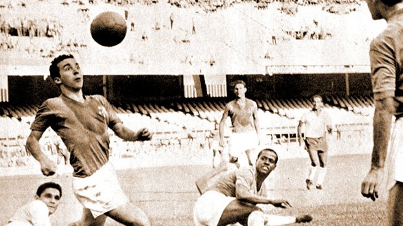 Há 58 anos o Cruzeiro disputava e vencia o primeiro clássico contra o Atlético no Mineirão; relembre